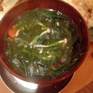 わかめとエノキ、トマトの中華スープ